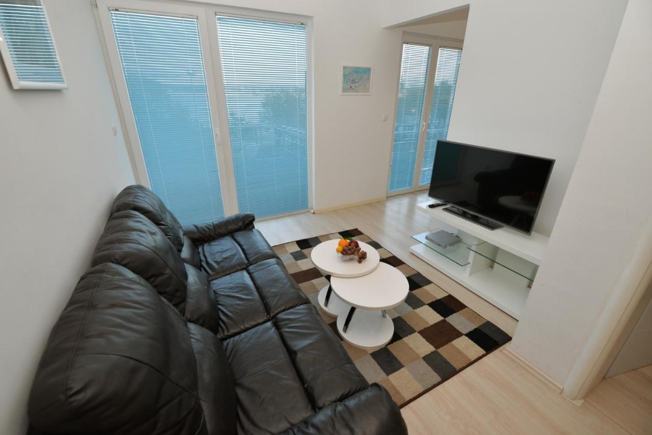 Lunga, Apartment *